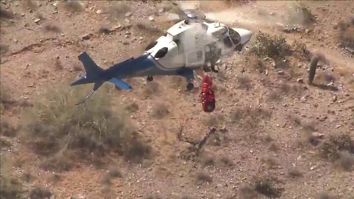 Un helicóptero rescató a una anciana pero la camilla terminó girando fuera de control - Fuente: TW