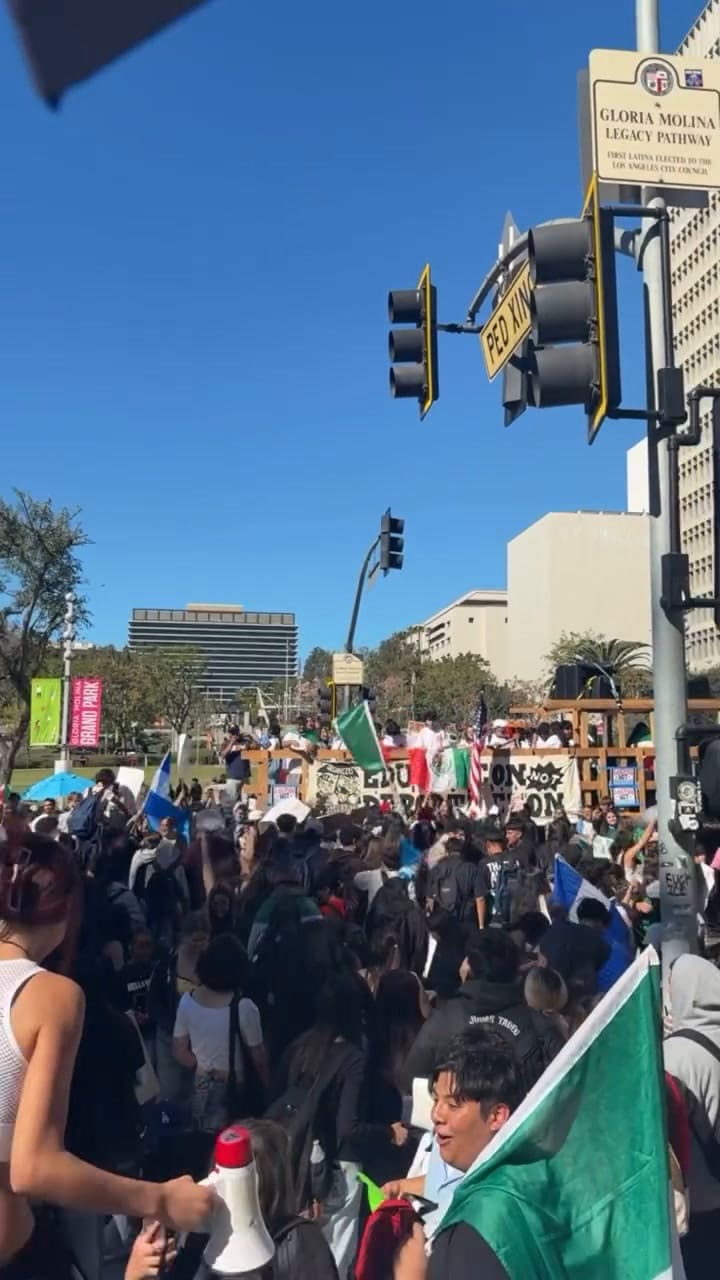 Estudiantes protestan en el centro de Los Ángeles en contra del ICE