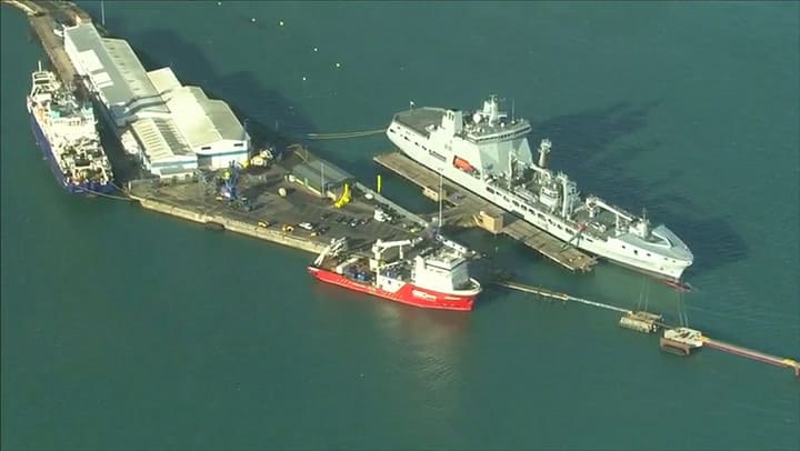 El regreso del barco con un cuerpo y restos del avión en el que viajaba Emiliano Sala - Fuente: Reut