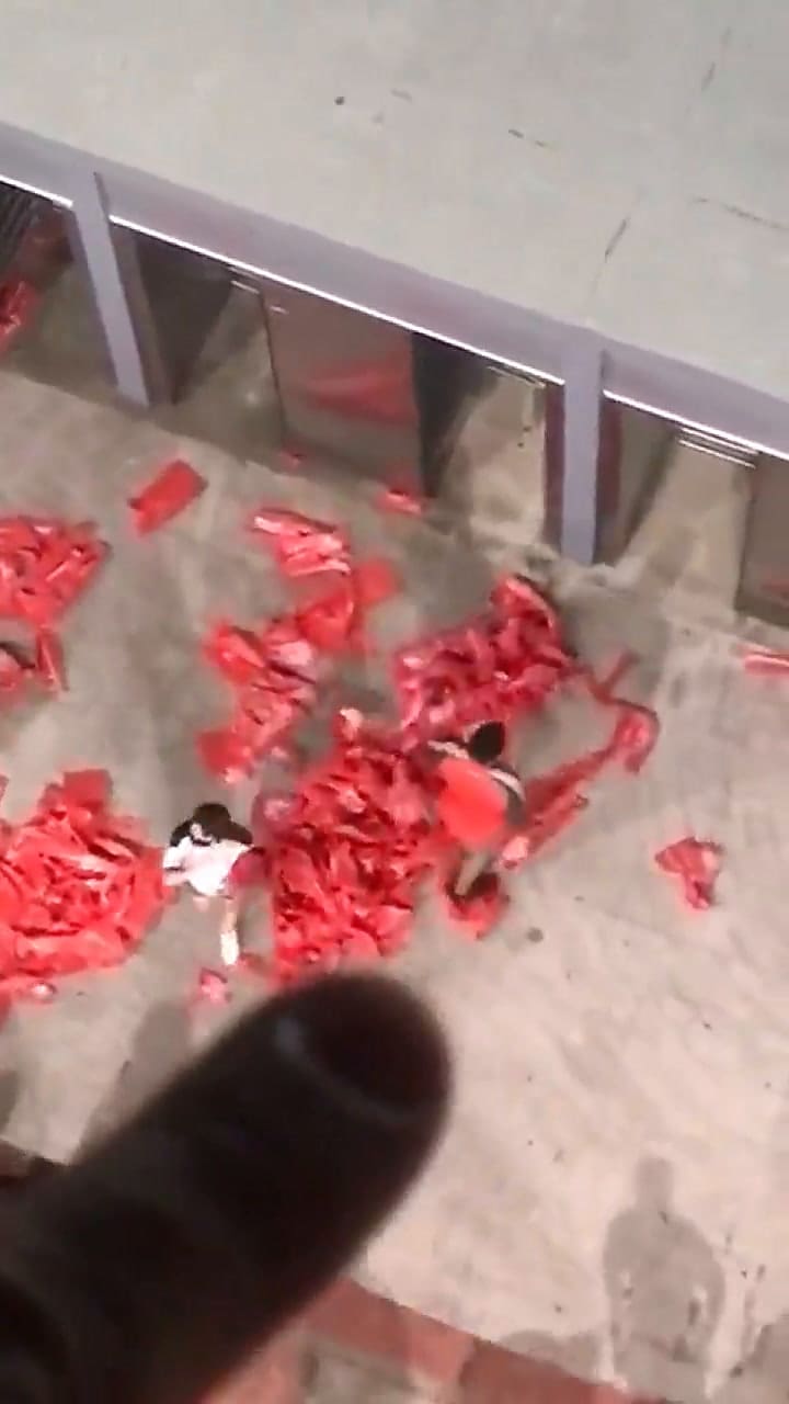 Los barras bravas le detenían los globos contra Moyano a los hinchas