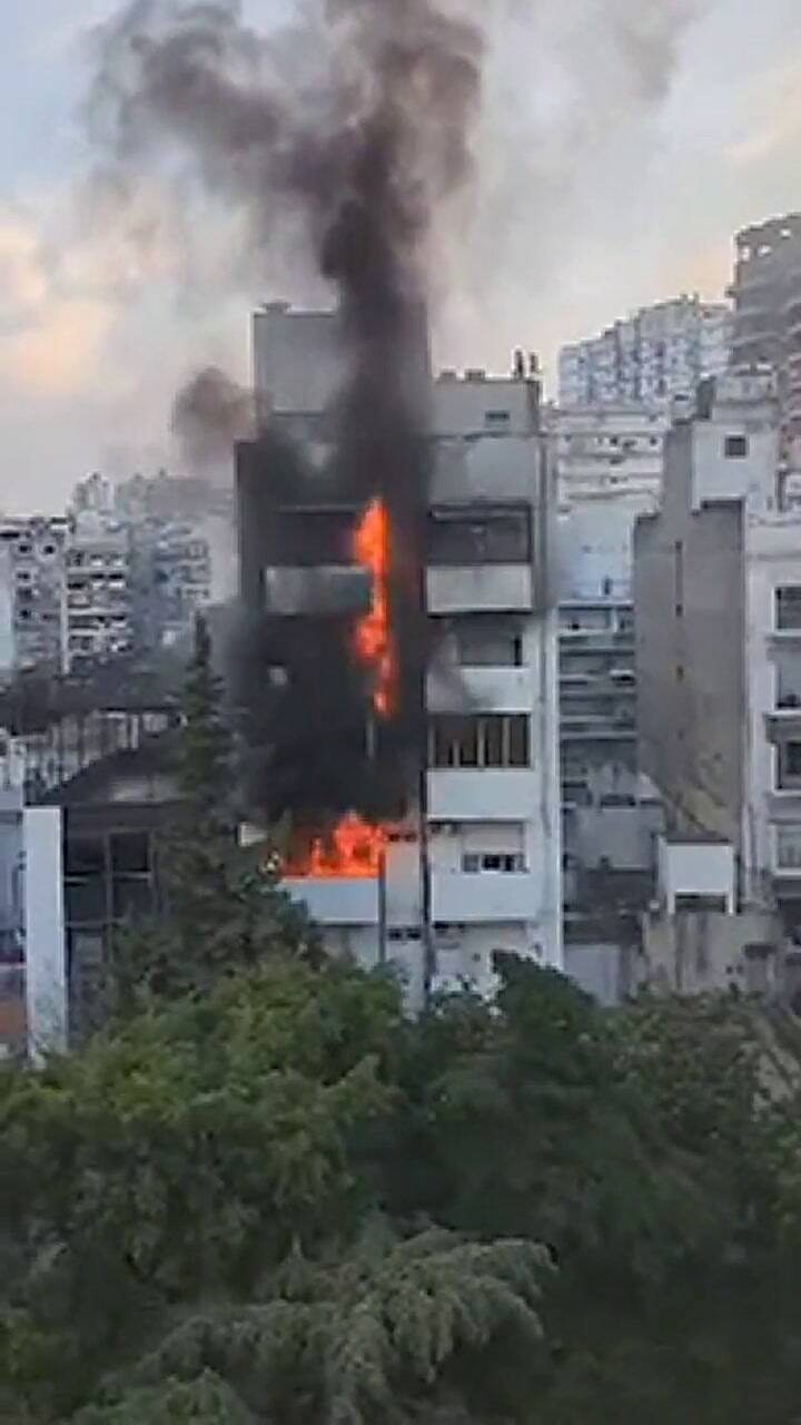 Recoleta: feroz incendio en el cuarto piso de un edificio