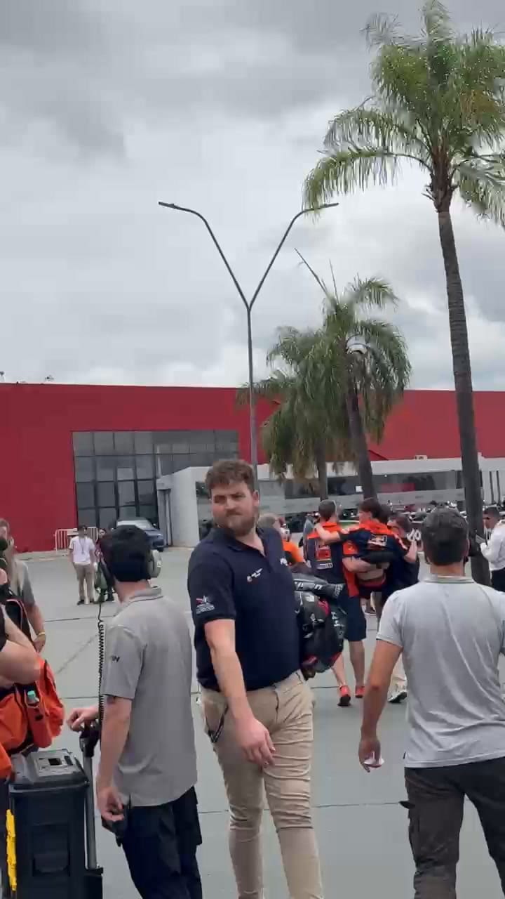 El aplauso de la gente acompañando a Valentín Perrone tras la caída