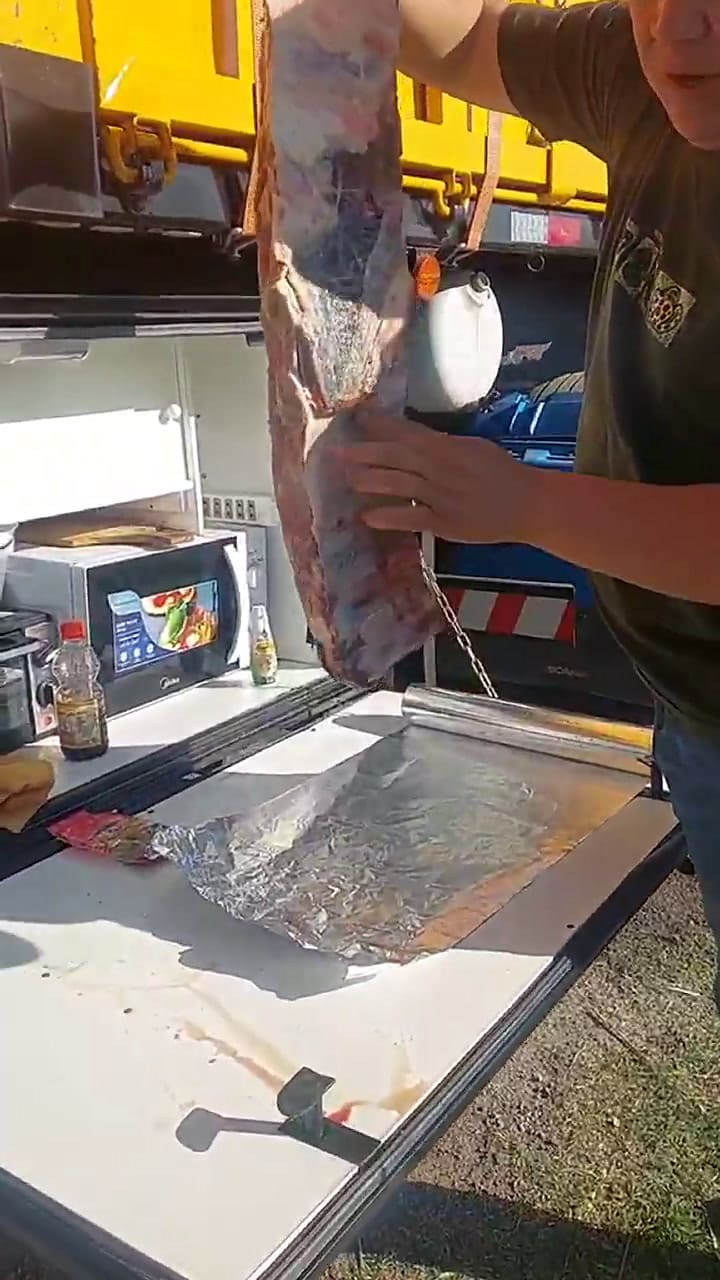 Preparó un asado con el calor de un caño de escape y en las redes lo liquidaron por un detalle