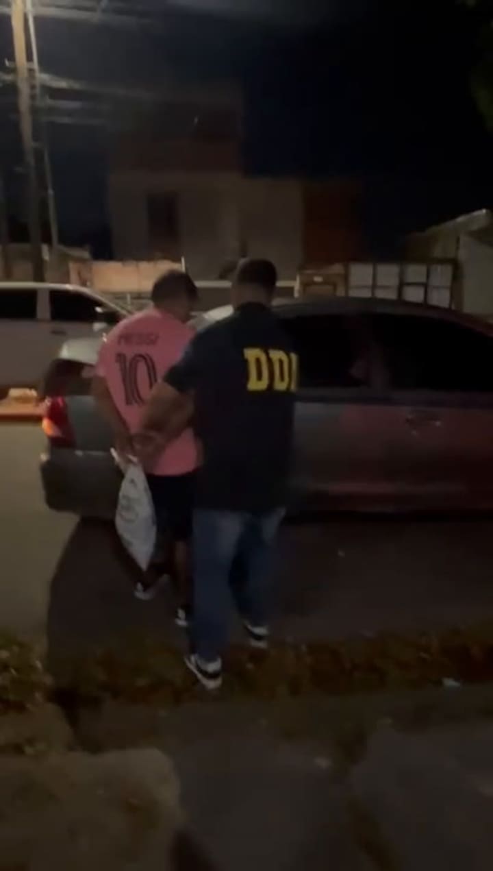 El momento en que se llevan detenido al cantante de cumbia del Grupo Green, acusado de haber abusado de una mujer