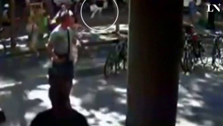 El momento del horror: un video muestra cuando la camioneta atropella los peatones en La Rambla de B