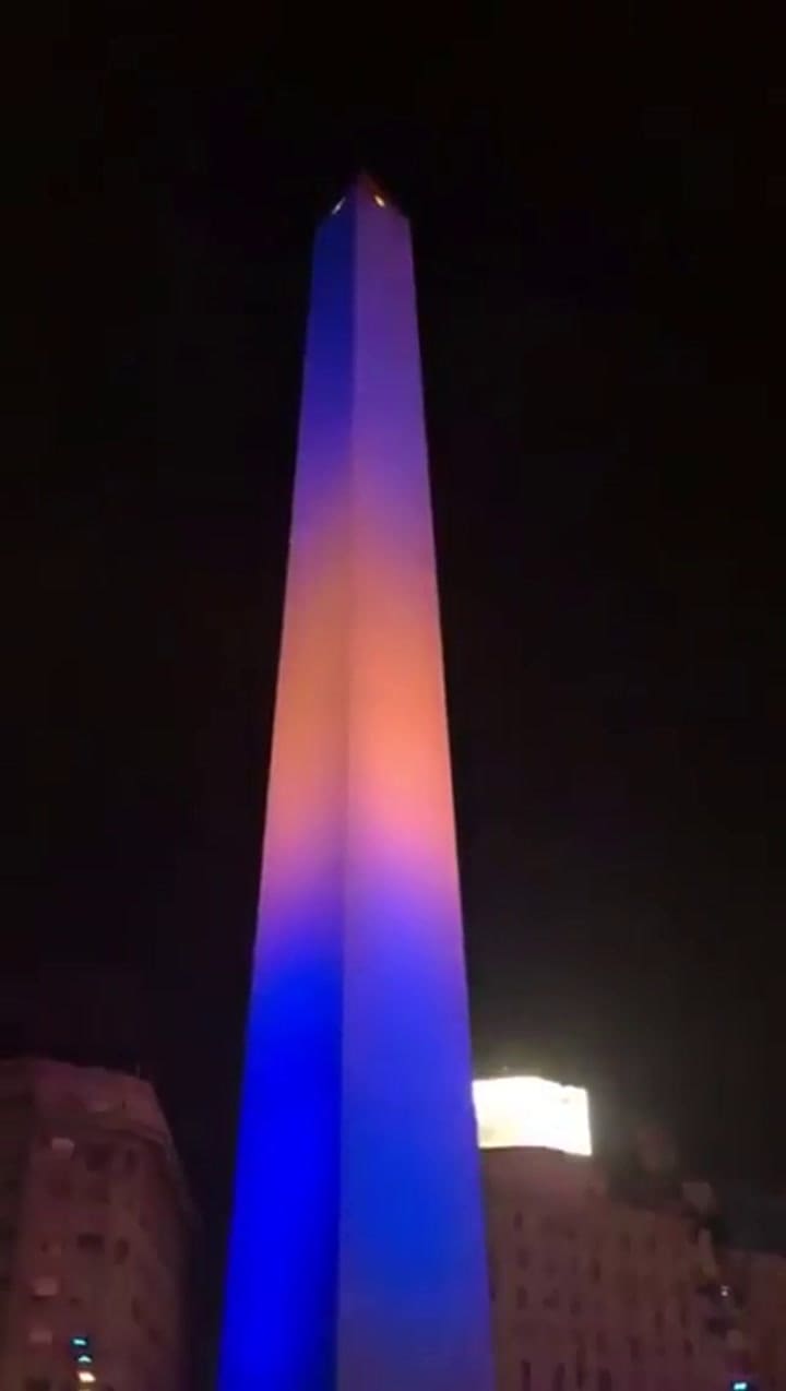 El Obelisco teñido de azul y oro - Fuente: Twitter