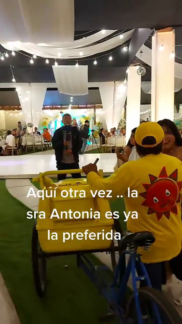 Fue a repartir helados a un cumpleaños y emocionó a todos