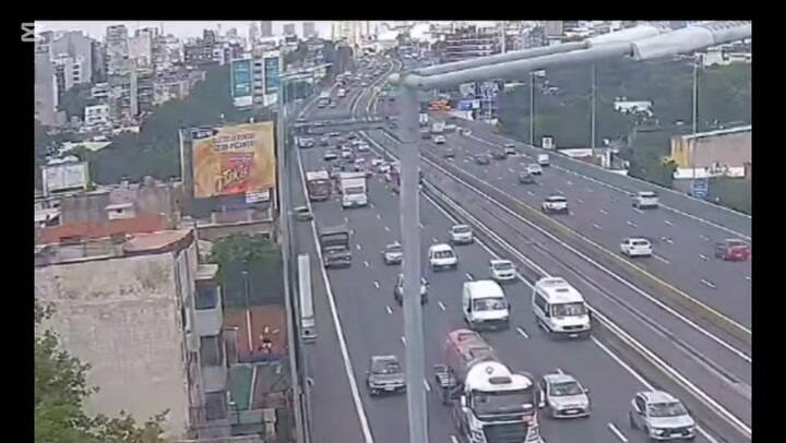 Un colectivo de larga distancia chocó contra un auto