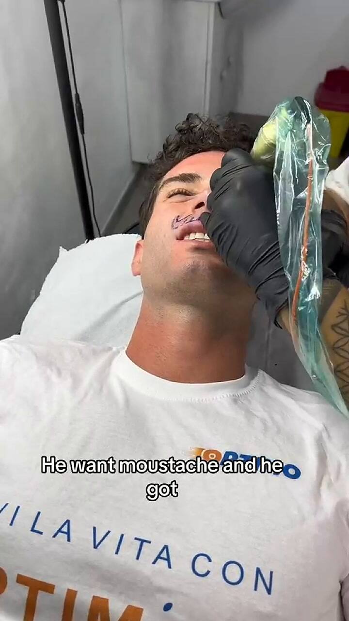 Se hizo un particular tattoo de bigote