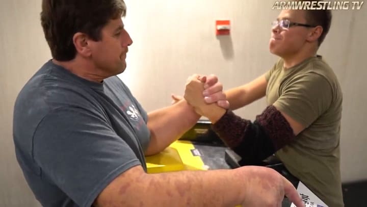 La sorprendente historia de “Popeye”, el luchador que se hizo famoso por sus enormes antebrazos