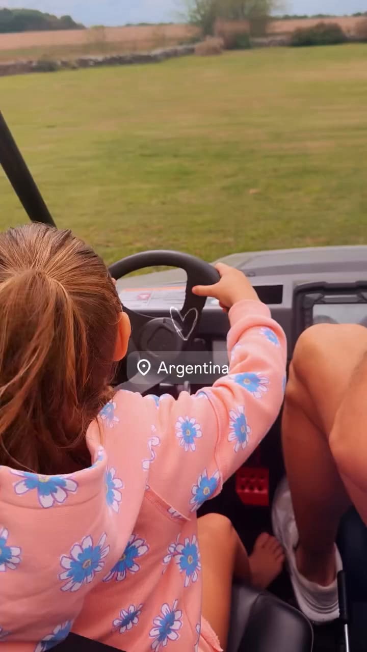 Ava, la hija de Dibu Martínez, recorrió la nueva casa del arquero