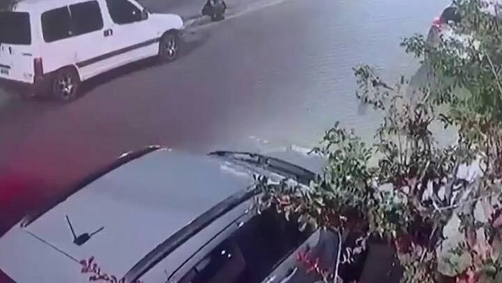 Quiso escapar de un robo y atropelló a una vecina que estaba sentada en la vereda