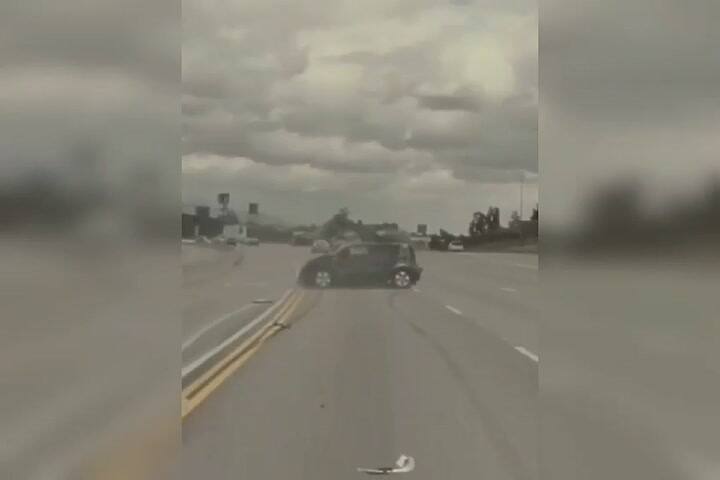 Así volcó el auto en la carretera de Estados Unidos