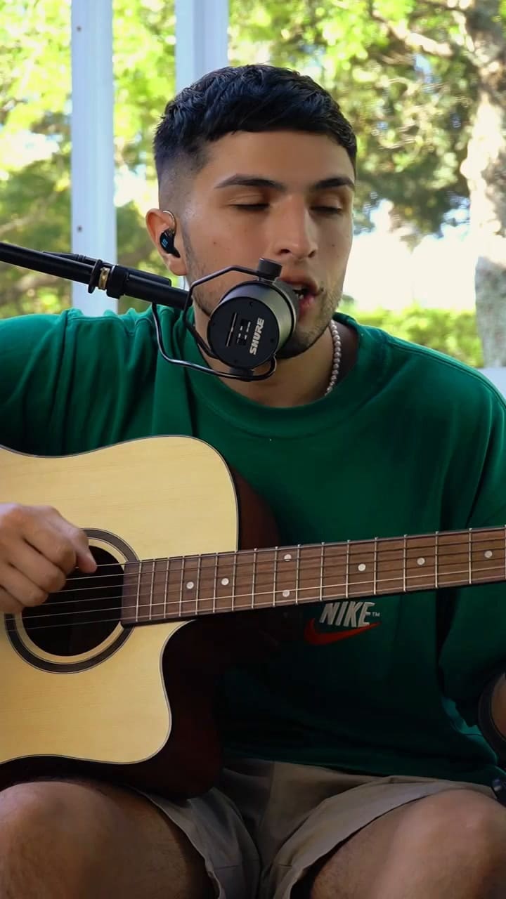 Luciano Quiroga canta "Domingo De Mañana", en Español