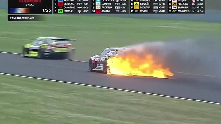 Así fue el momento en que el auto de Gastón Mazzacane se incendió en la pista del Autódromo de Buenos Aires