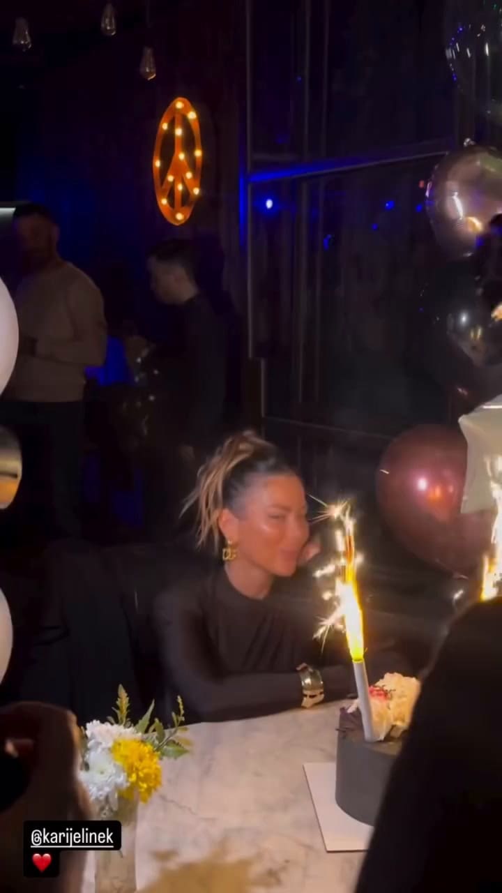 La torta de Karina Jelinek fue de color negro con detalles en dorado y flores comestibles