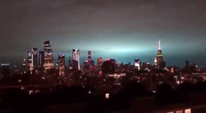 Por una explosión, el cielo de Nueva York se tiñó de azul
