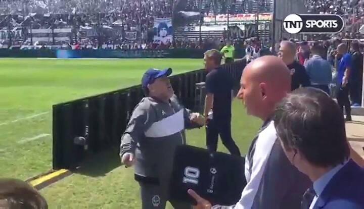¡Así celebró Diego Maradona su primer gol como técnico de Gimnasia!