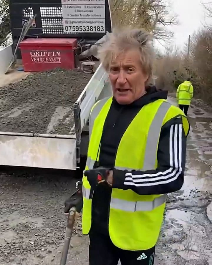 Rod Stewart tapó los baches cerca de su casa y se quejó de la gestión del gobierno