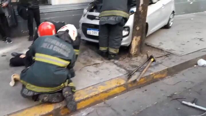 Un auto se subió a la vereda y atropelló a una mujer de avanzada edad que circulaba en el lugar