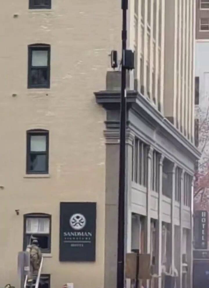 La fachada y las ventanas se vieron destruídas