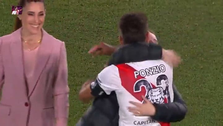 Soledad Pastorutti sorprendió a Leo Ponzio en su despedida en el Monumental.