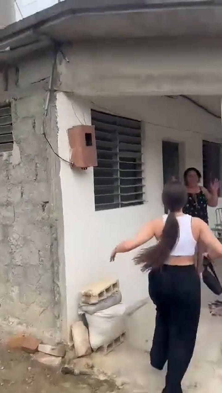 El emotivo reencuentro de una migrante cubana con su familia