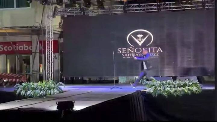 Modelo se electrocuta en pleno desfile