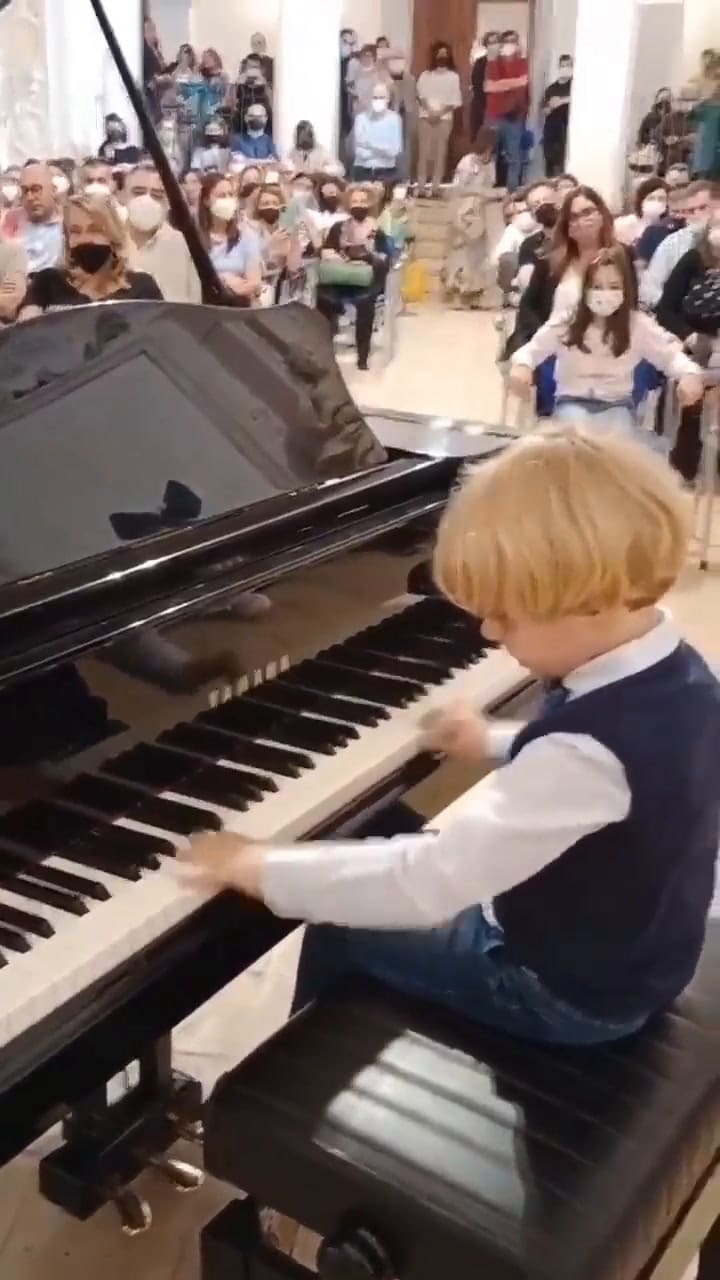 Tiene 5 años y por su virtuosismo con el piano fue llamado 'el Mozart italiano'