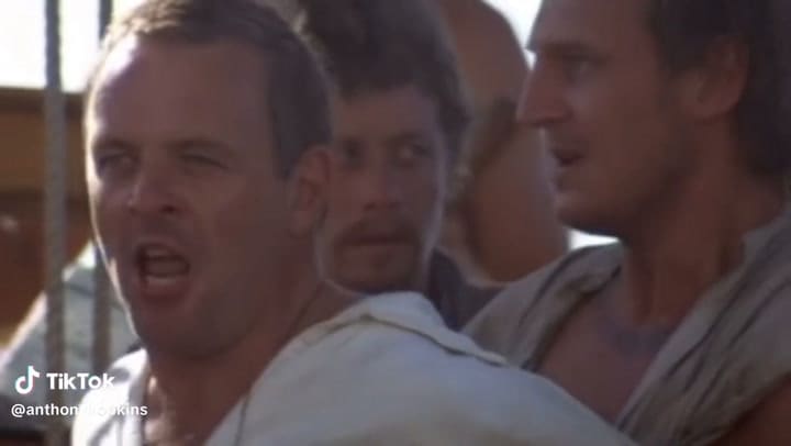 La escena que recrearon Anthony Hopkins y Liam Neeson