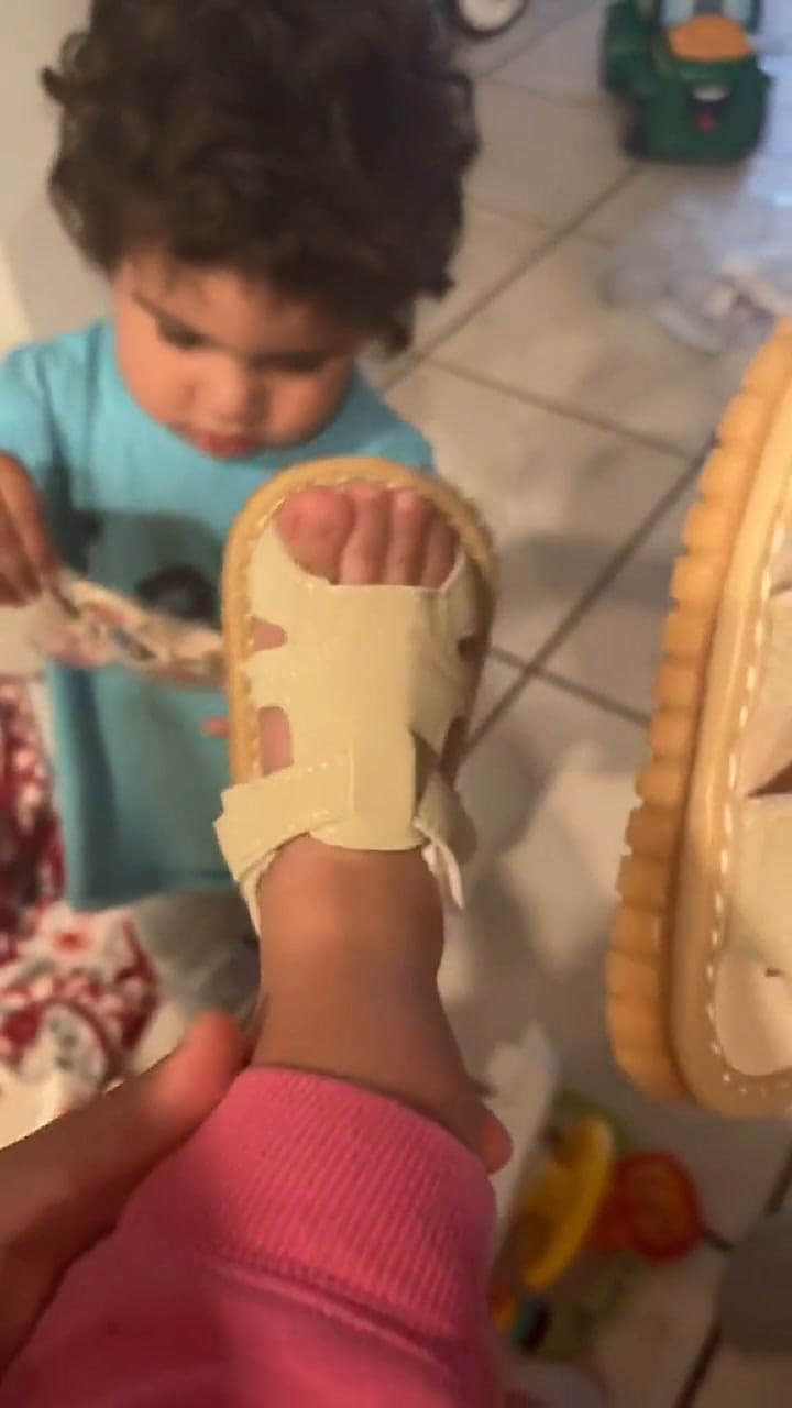 Transformó los zapatos de su bebé y se volvió viral
