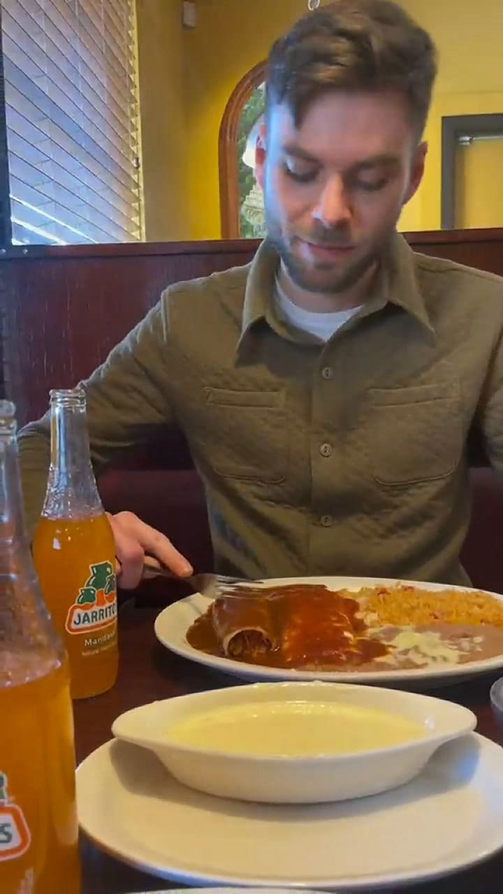 Son vegetarianos, comieron carne después de siete años y su reacción fue genuina