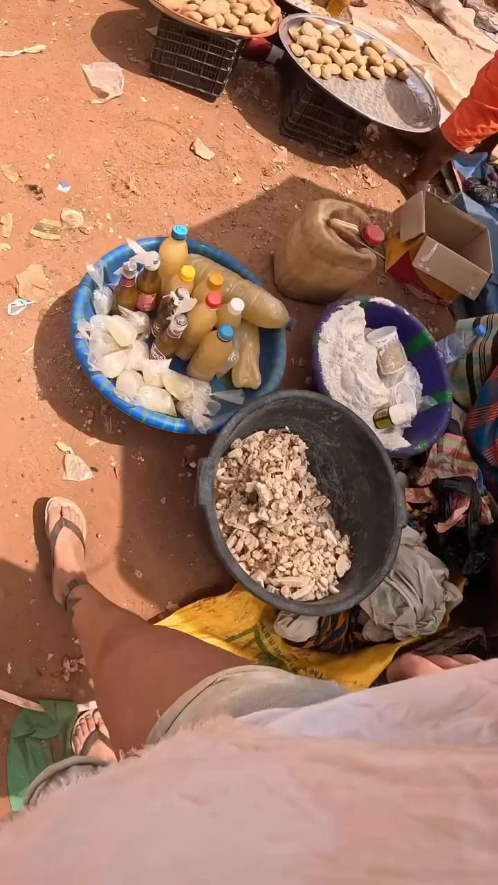 "Demente con mochila" en un mercado de Guinea-Bisáu