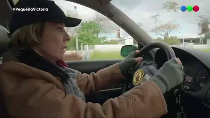 Selva, la conductora que llevó a Bárbara a la clínica, decide seguir al lado de ella para ayudarla