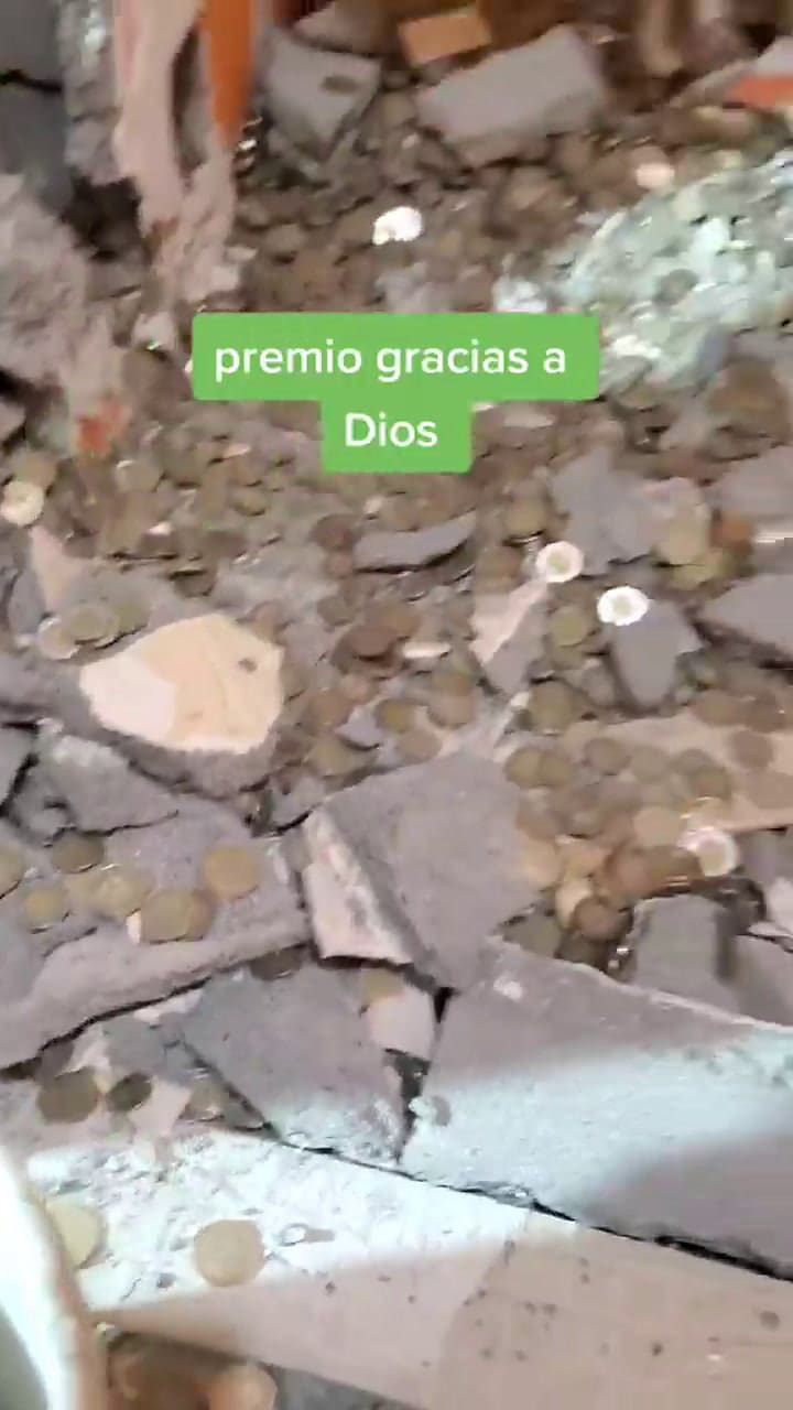 Albañiles encuentran tesoro en las paredes de una casa y se vuelve viral en TikTok