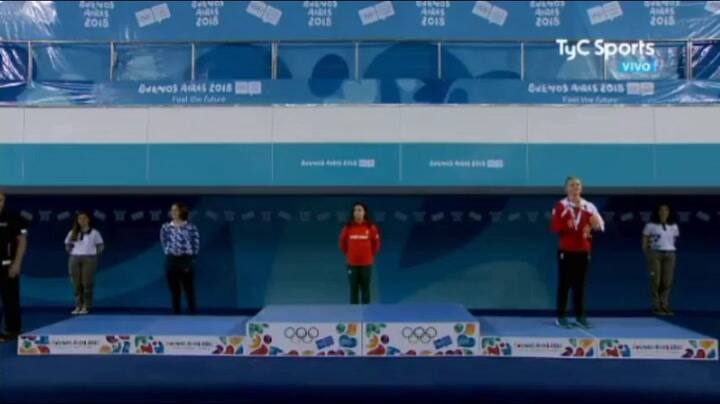 El momento en que Delfina Pignatiello recibe la medalla de plata - Fuente: TyC Sports