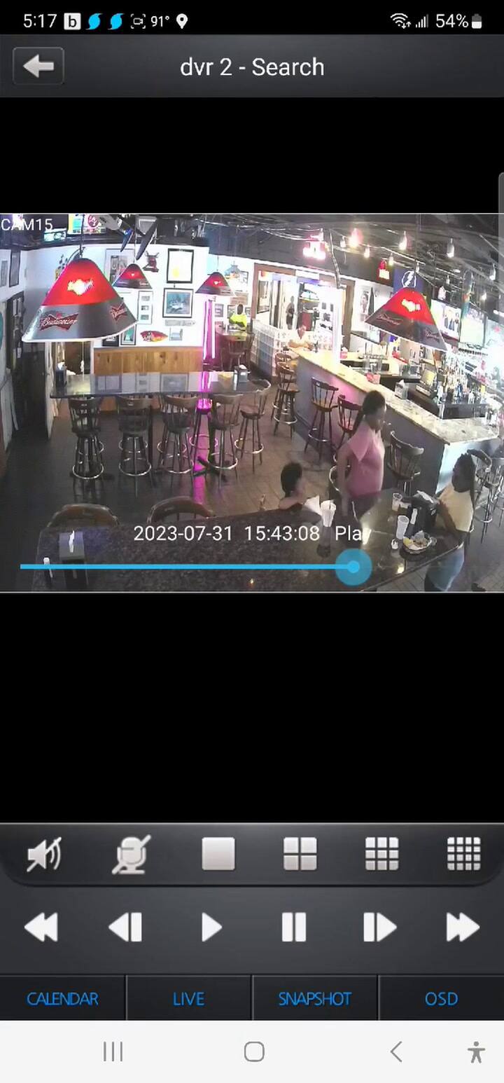 El dueño de un restaurante graba a los clientes que se van sin pagar