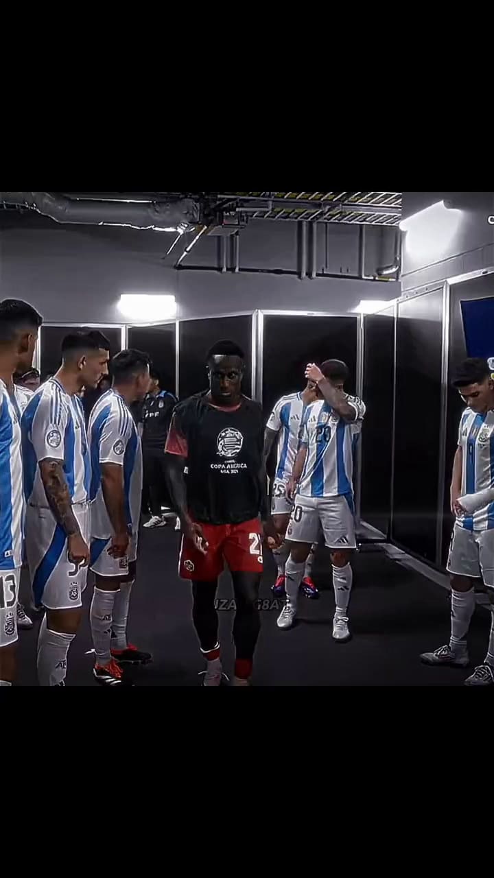 La costumbre de Messi al salir con sus compañeros al campo de juego