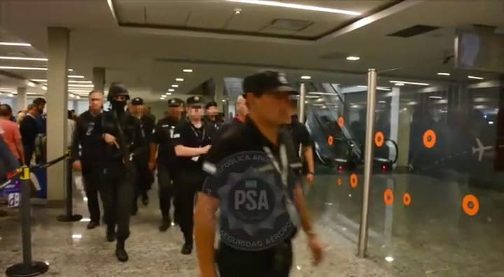 Uno de los hermanos Juliá regresó al país para terminar la condena y se cruzó en Ezeiza con el copil