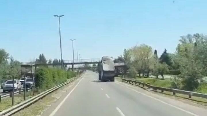El momento en que el puente de la ruta 36 es derribado por un camión