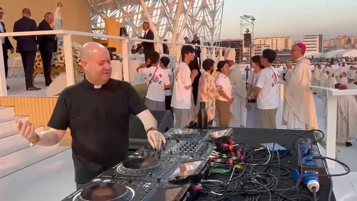 El Padre Guilherme Peixoto es también DJ, y alegró la última mañana de la JMJ, en Lisboa.- Fuente: