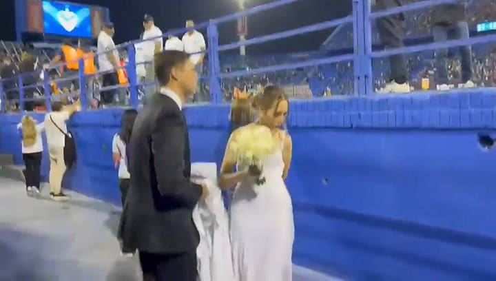 El momento en el que entraron a la cancha de Vélez vestidos como novios