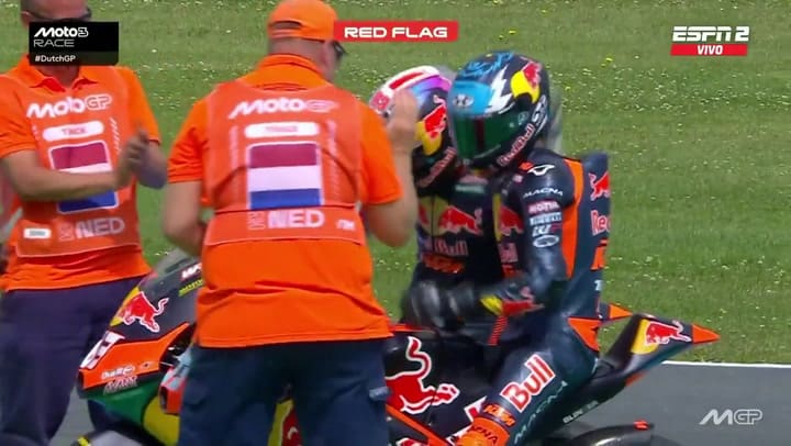 La emoción de Valentín Perrone en el Moto3