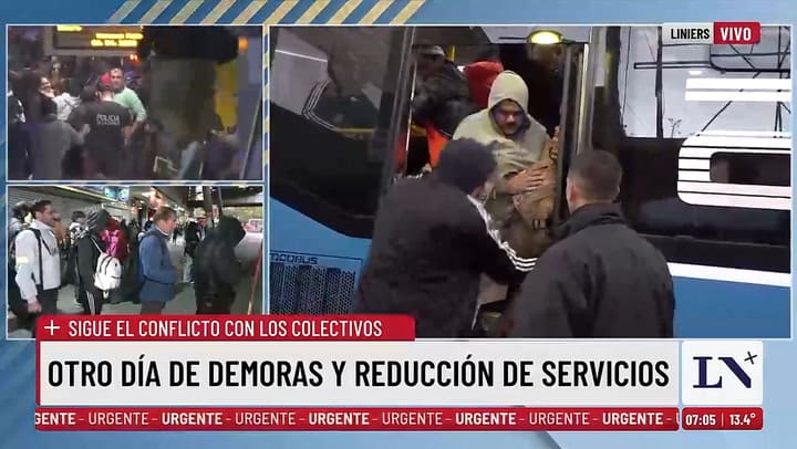 Largas filas para viajar en colectivo este jueves 9 de abril