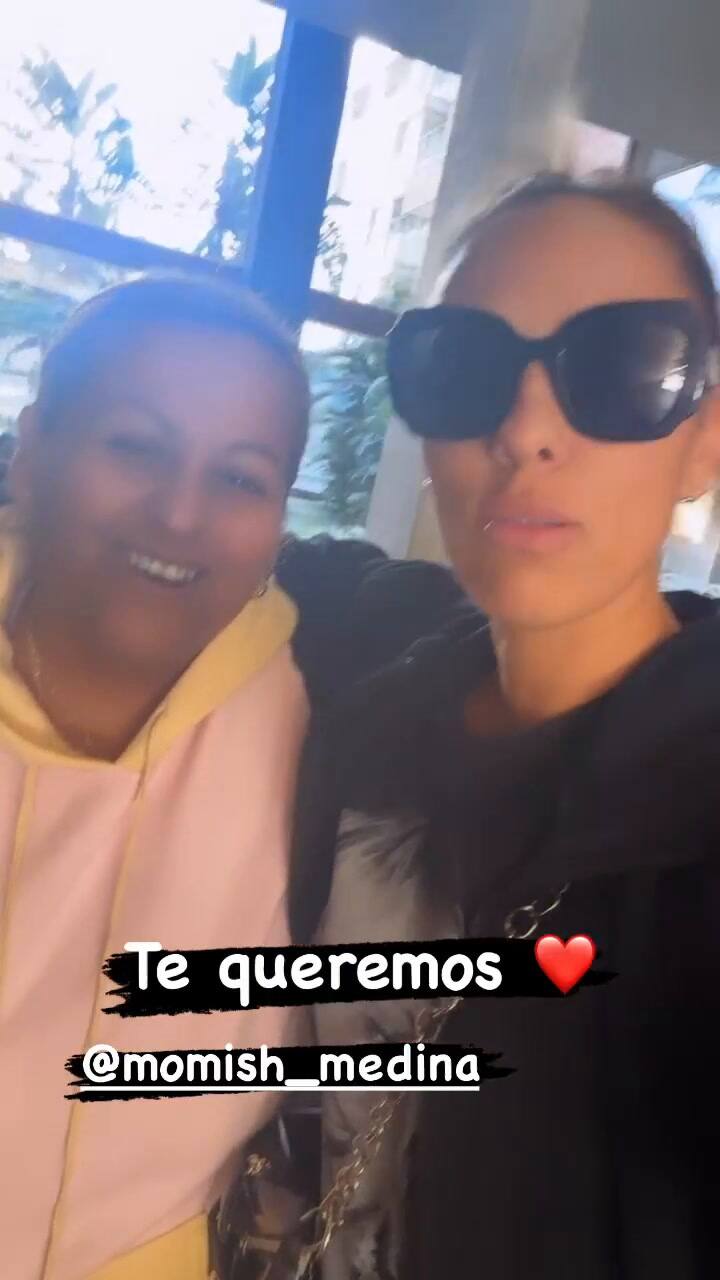 Barby Silenzi junto a la niñera de sus hijas