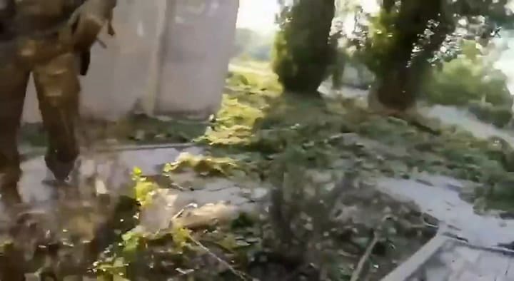 Soldado ucraniano recibe un disparo en el brazo, se venda y sigue en combate