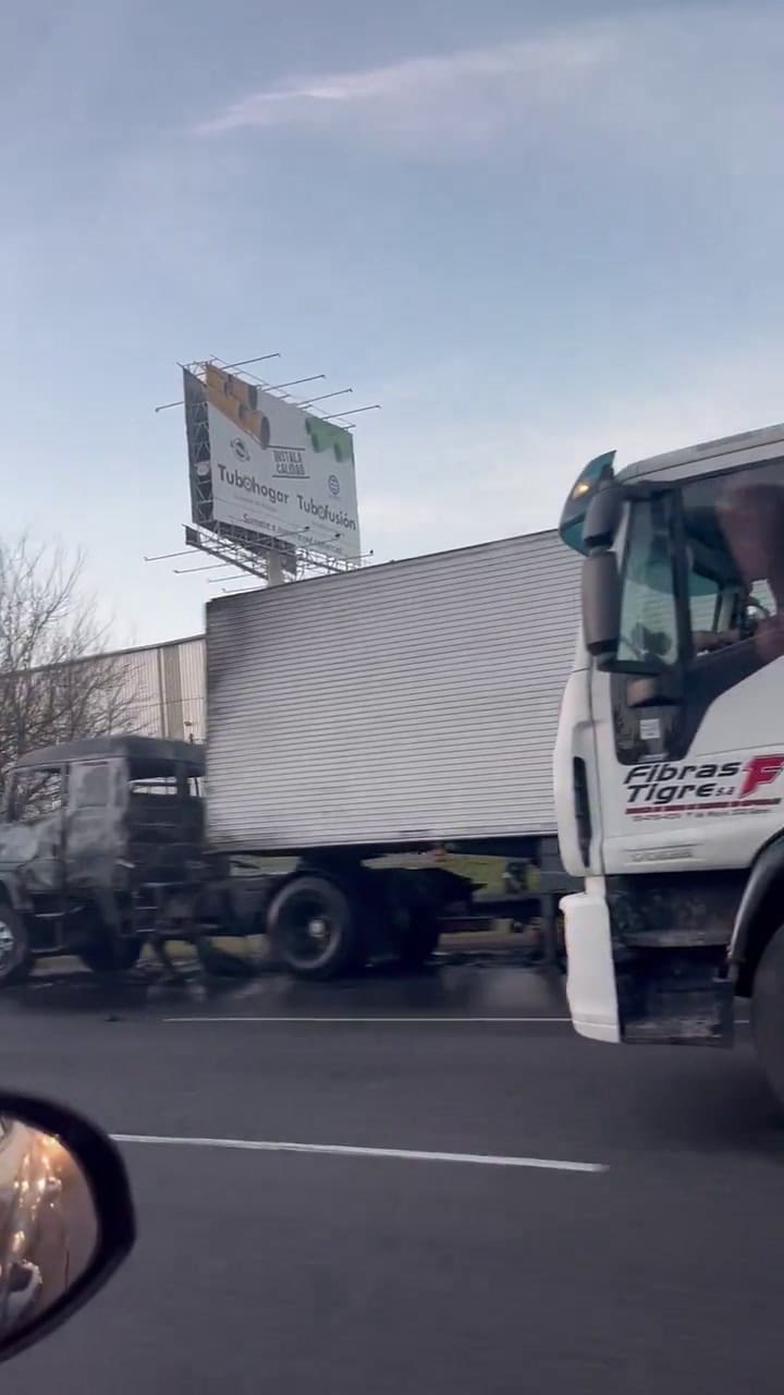 Video: se incendió un camión en la Panamericana y hubo demoras en el tránsito