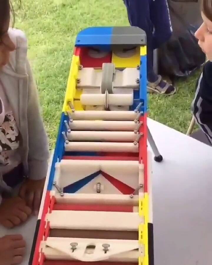 Curiosa maquina que arma perfectamente aviones de papel - Fuente: Twitter