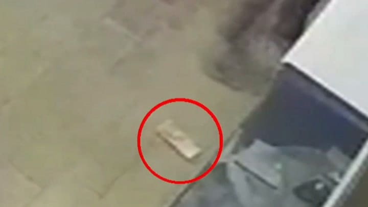 Vio que a un hombre se le cayó un fajo de dinero y lo cubrió para llevárselo