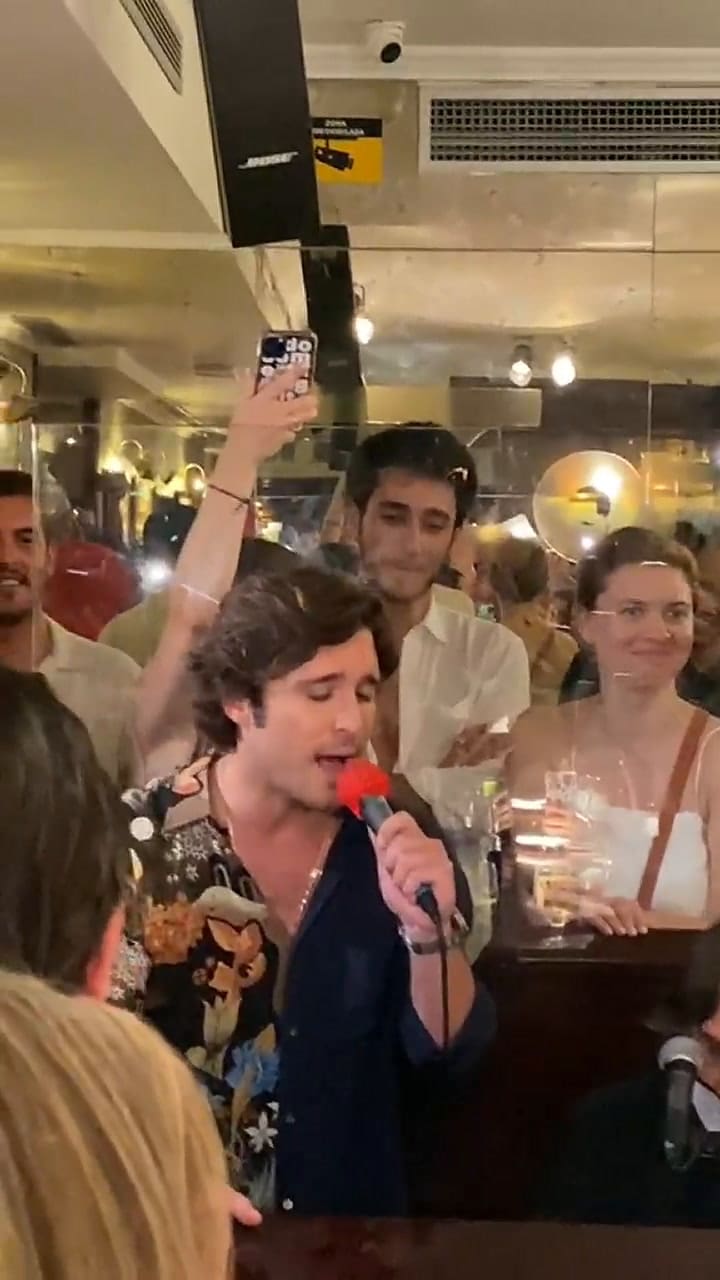 Diego Boneta fue criticado por desentonar en un bar de Madrid